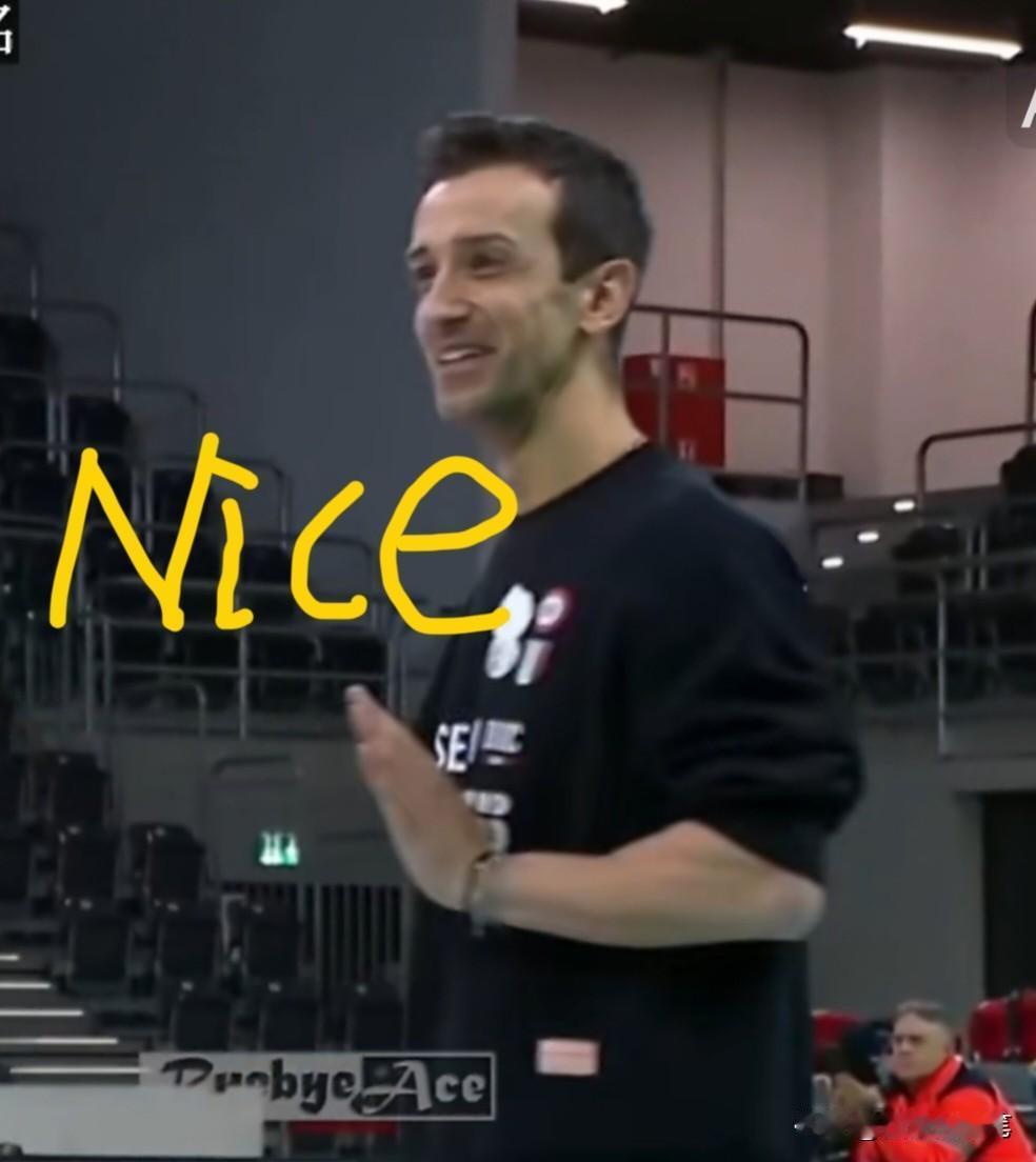 桑塔雷利呲牙咧嘴，笑得多满意，他打心里服朱婷[加油]当朱婷后仰扣球倒地后，他迅