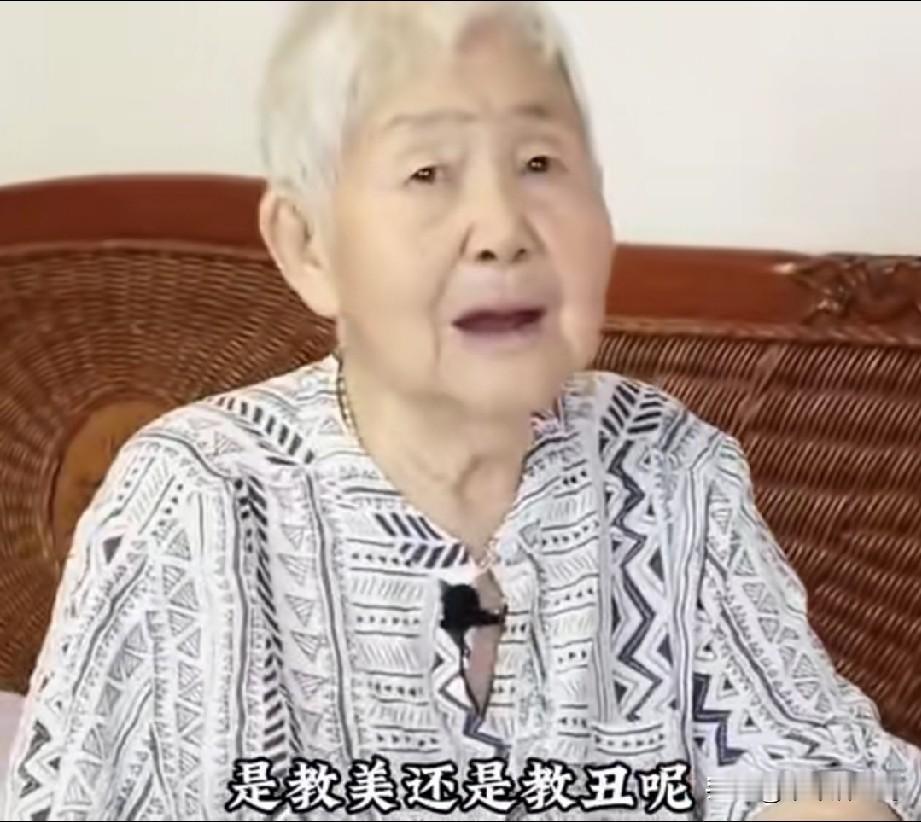 针对清华美院的画，中央美院的老画家耿玉琨说：今天的美院是交美还是交丑呢？难道真