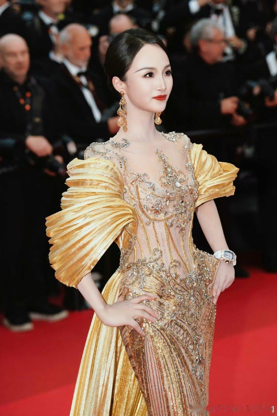 项亮月戛纳红毯金凤凰礼服造型项亮月这身金凤凰礼服也太绝了吧！[笑着哭]凤凰