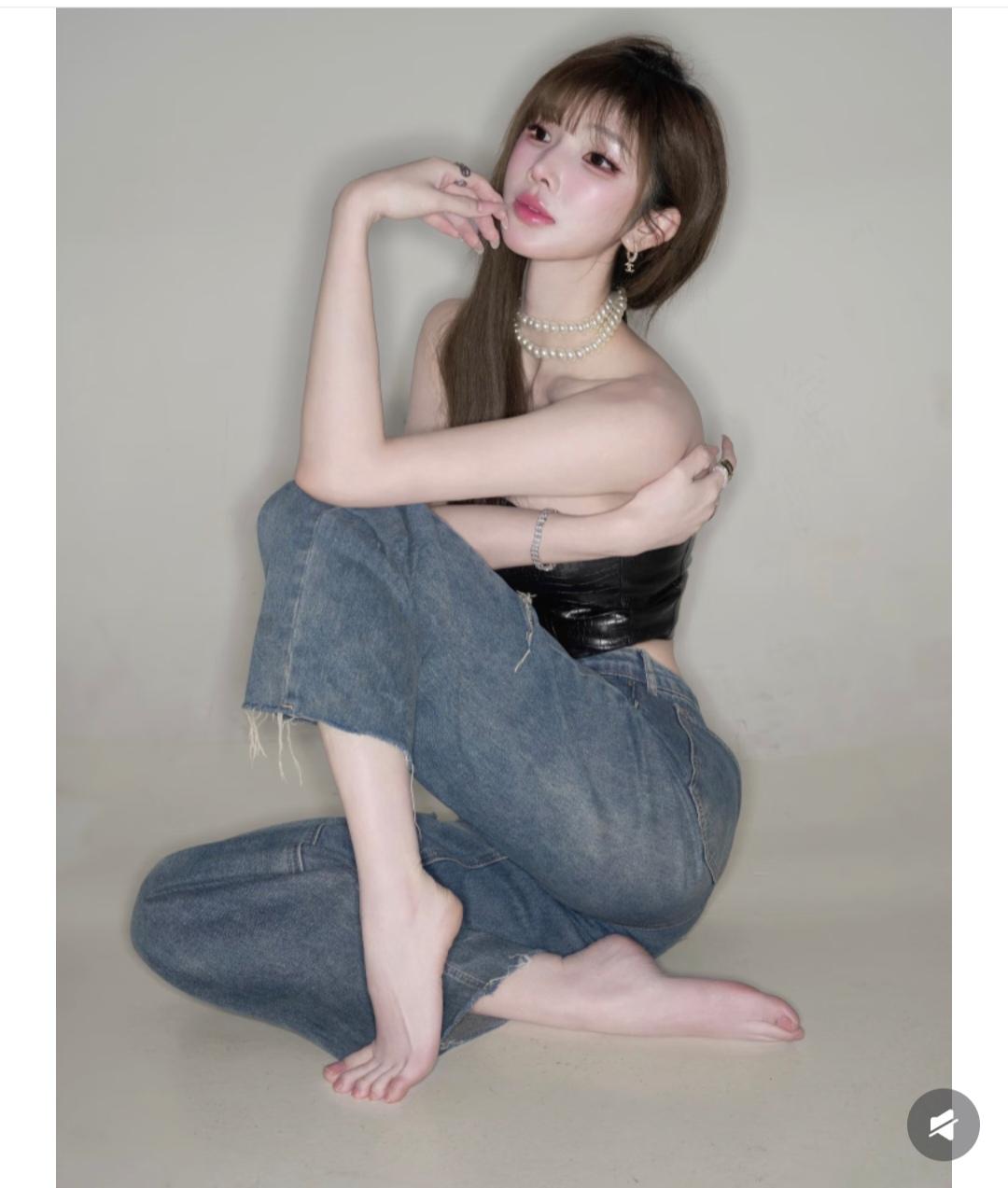 脚丫子好看就算了，脚后跟还那么白嫩。