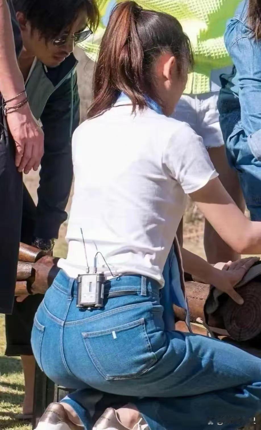 谁懂啊！宋祖儿穿紧身牛仔裤也太绝了，腰臀比例优越到爆，真的慕了慕了～