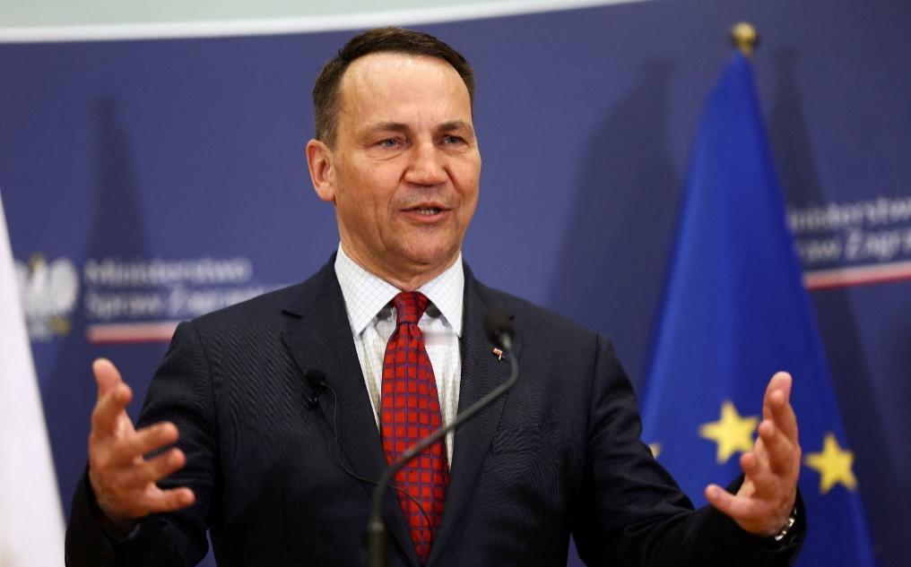 波兰外长西科尔斯基说：“德国和法国加在一起，如今也小到不足以主导欧洲了。两国联手