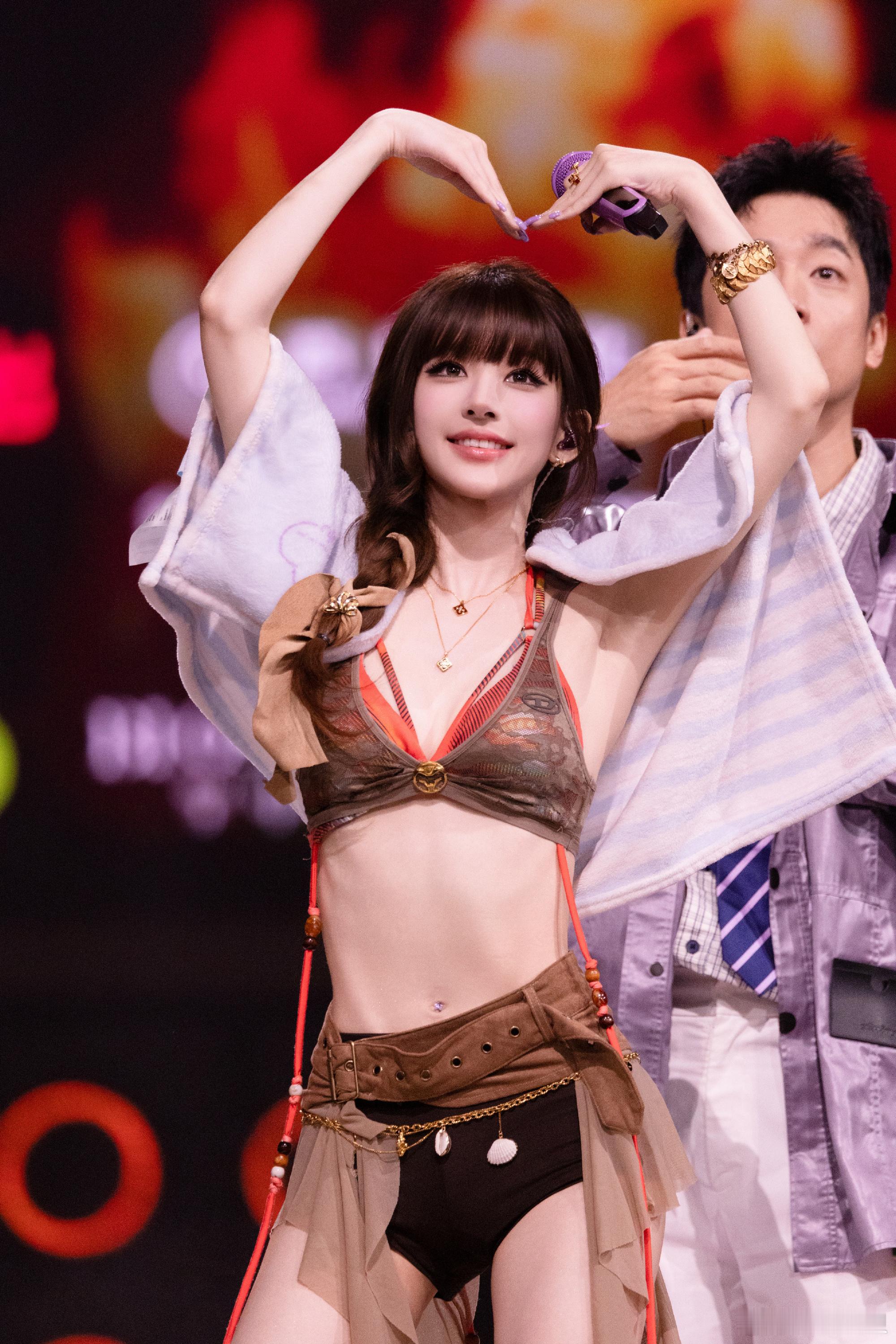 赵露思澳门演唱会舞台她的美商真的很高