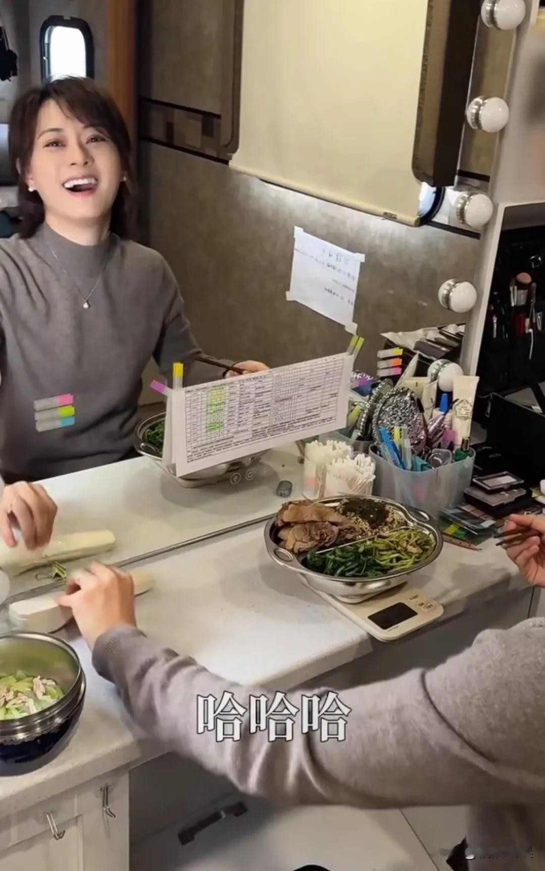 现在的内娱对女演员可真苛刻啊！孙俪片场晒午餐，为了控制体重，食物精减到“克”，