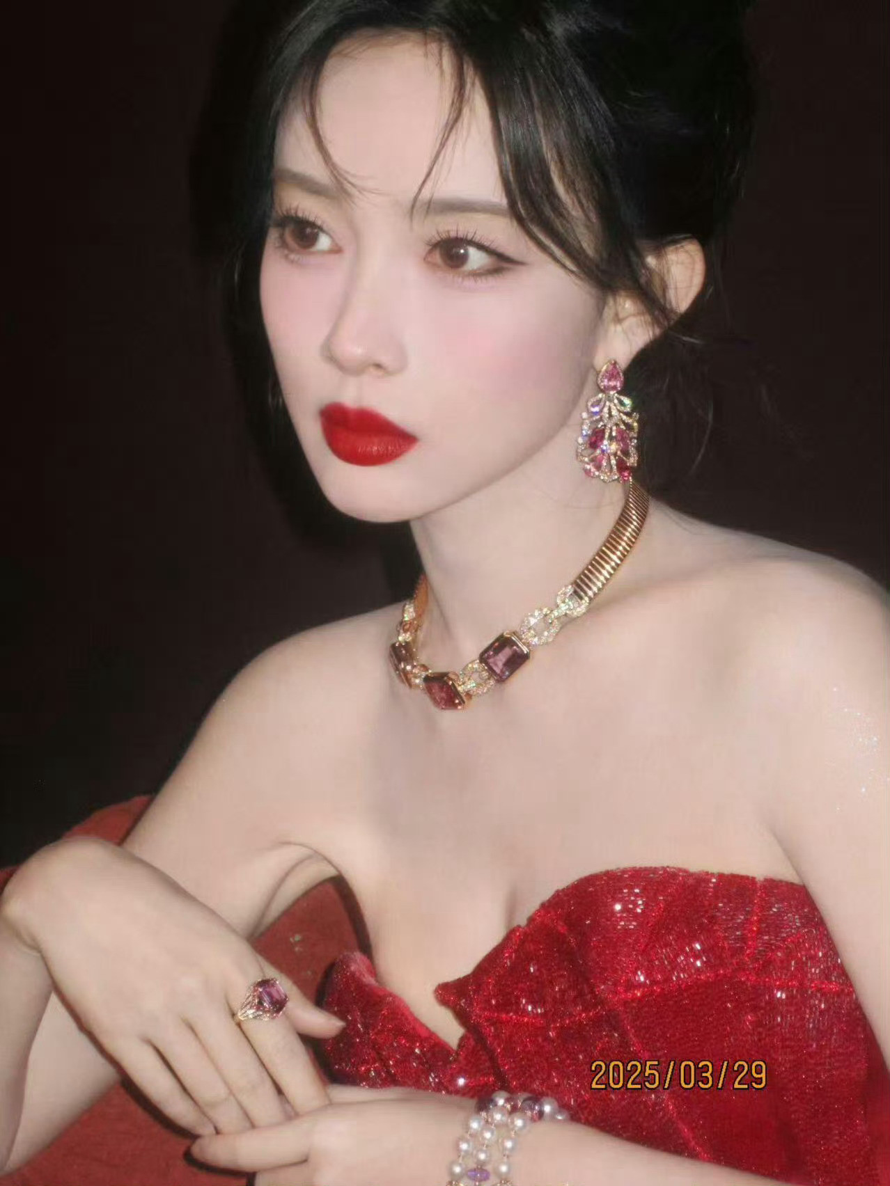 孟子义宝格丽活动抹胸红裙造型没想到孟姐的对视也这么厉害啊​​​
