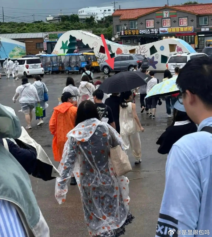 汪峰和森林北现身济州岛度假，雨中共撑一把伞，在海边自拍好甜蜜！​​​