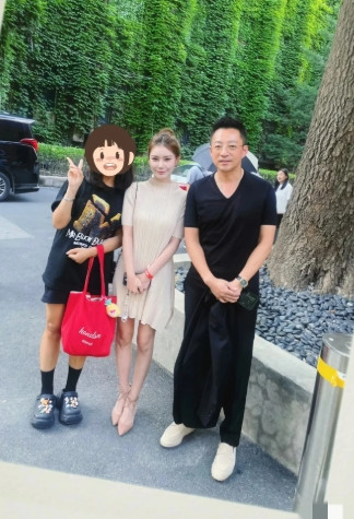 天啊，有网友在北京街头偶遇汪小菲和老婆小梅，夫妻俩人非常有亲和力，汪总虽然身穿一