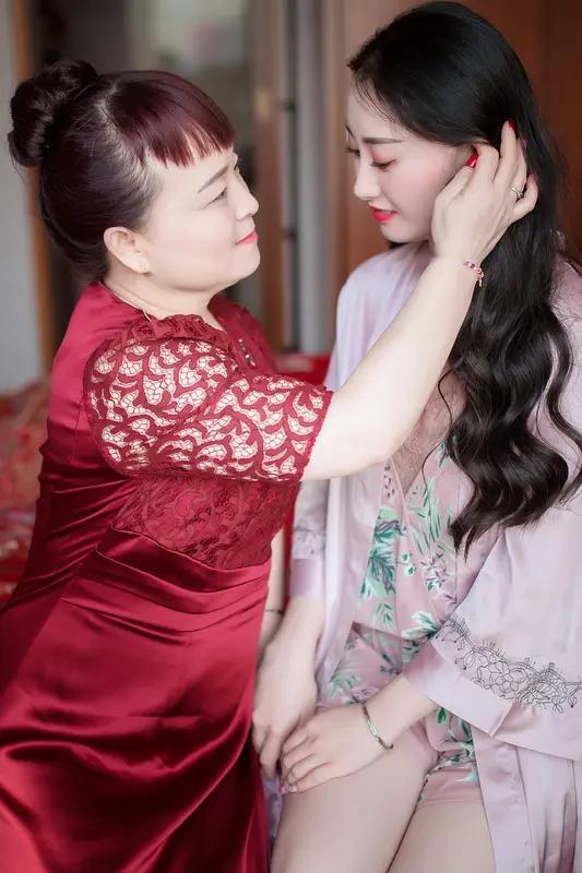 一女子结婚四年终于怀孕了，回家跟婆婆说这喜讯，婆婆那叫一个高兴。可媳妇接着说本不