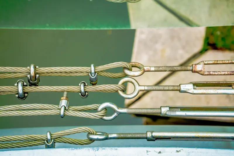 广东东莞一男子在61层高空作业时，提前检查发现钢丝绳被锯断，当场吓出冷汗。这可不