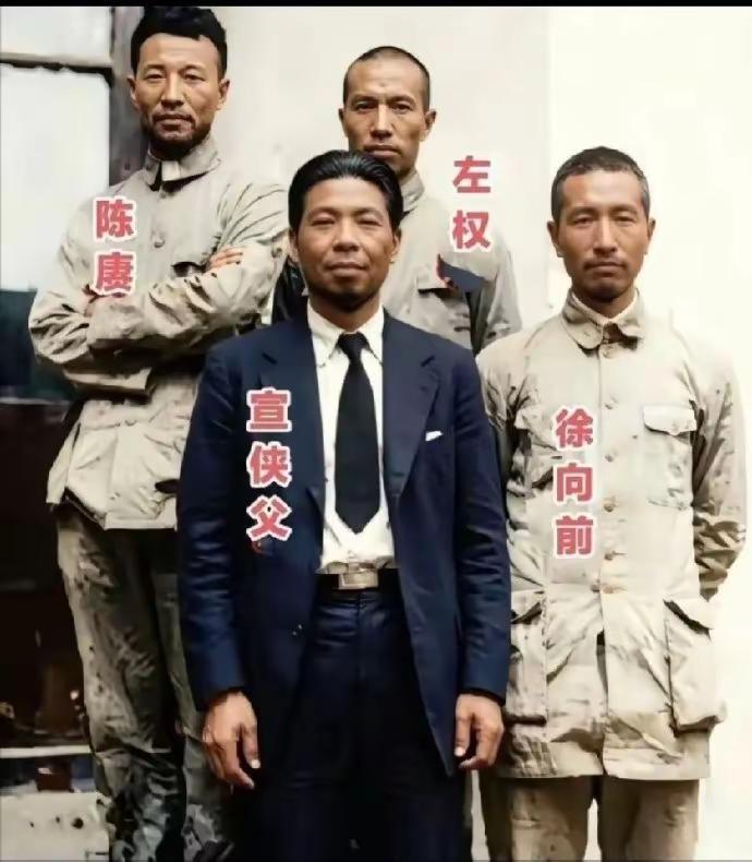 1937年，在西安八路军办事处，四位赫赫有名的曾经黄埔军校毕业生的一张留影。不