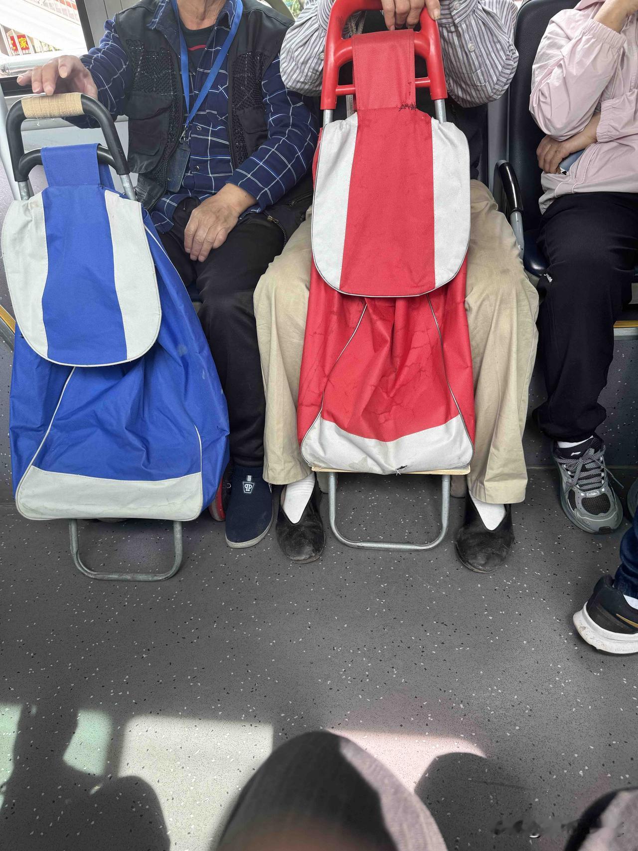 这两个老北京吃瘪了。两个老北京在公交车上相谈甚欢。有个上车的，年约五十，背着