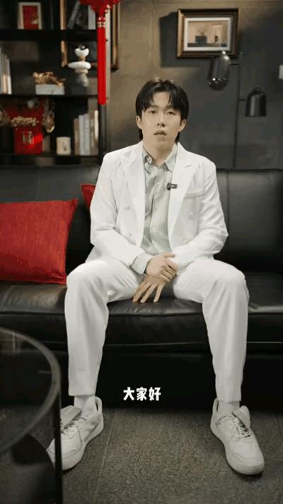 王楚钦最新口播造型，亲相见给整的这出，真是没法夸！先看这身行头，再瞅那发型，活