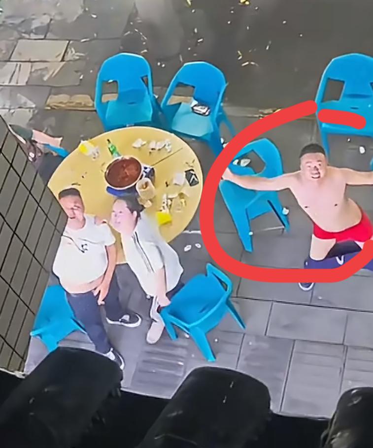 楼下这几个男子真够没素质的，吃宵夜扰民，被楼上的一位妈妈投诉，非但不收敛，反而脱