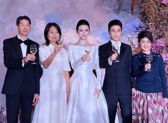 何猷君答谢宴家族大合影曝光！何超琼稳坐C位，二房三房仅派代表，四房全员到场，唯独何超盈丈夫辛奇隆缺席