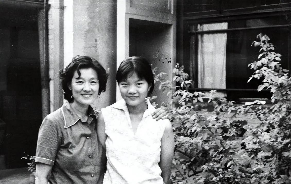 2008年，著名女外交官章含之因病去世，不久后，相关部门决定收回章家借住49年的