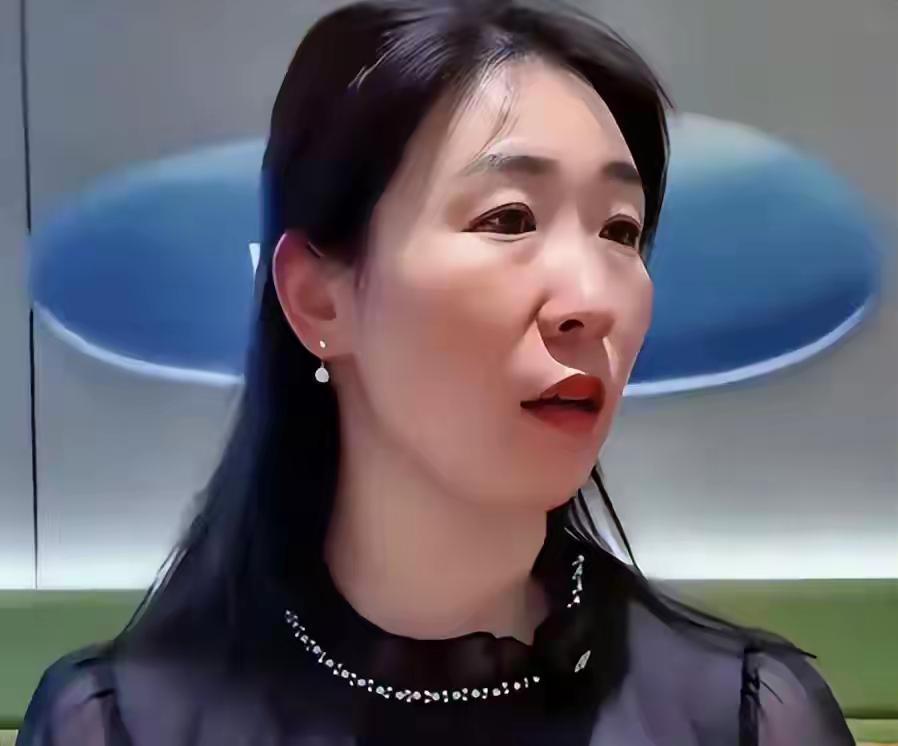 有人说，朱女士错了，错在发现后一直逼迫男人做选择，把最后的亲情也耗完了，你逼的越