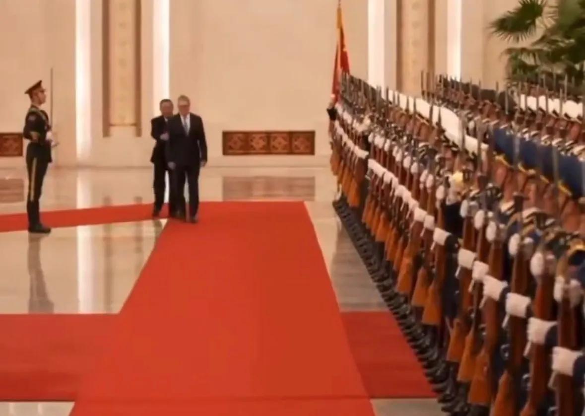 斯塔默在大场面前有点心虚，表现得手足无措，也不知道该怎么做。感觉英国负责礼宾