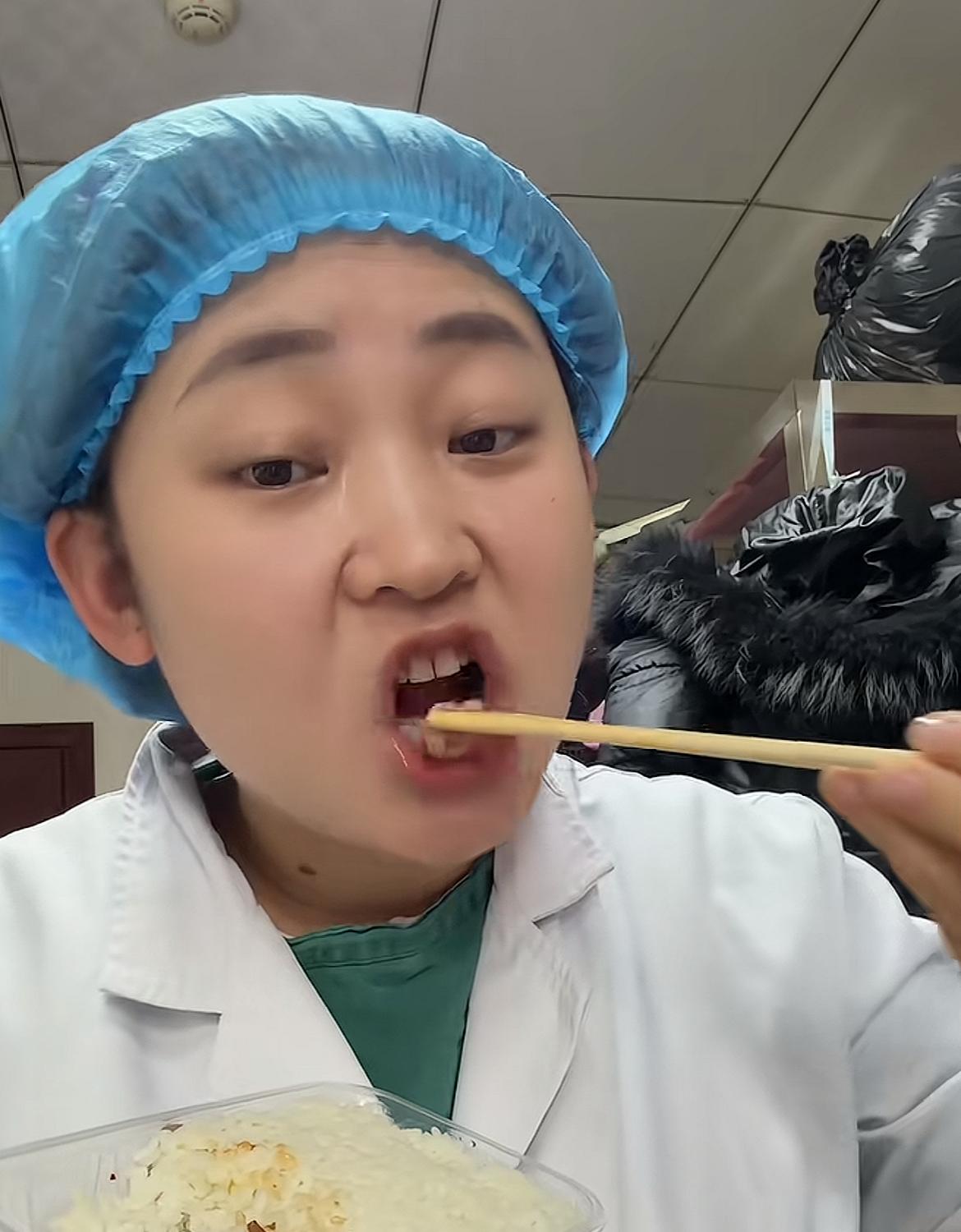 知名网红，“万婴王”杨蕾官宣从医院辞职，知情人曝细节原因，辞职信曝光，锦旗一大堆