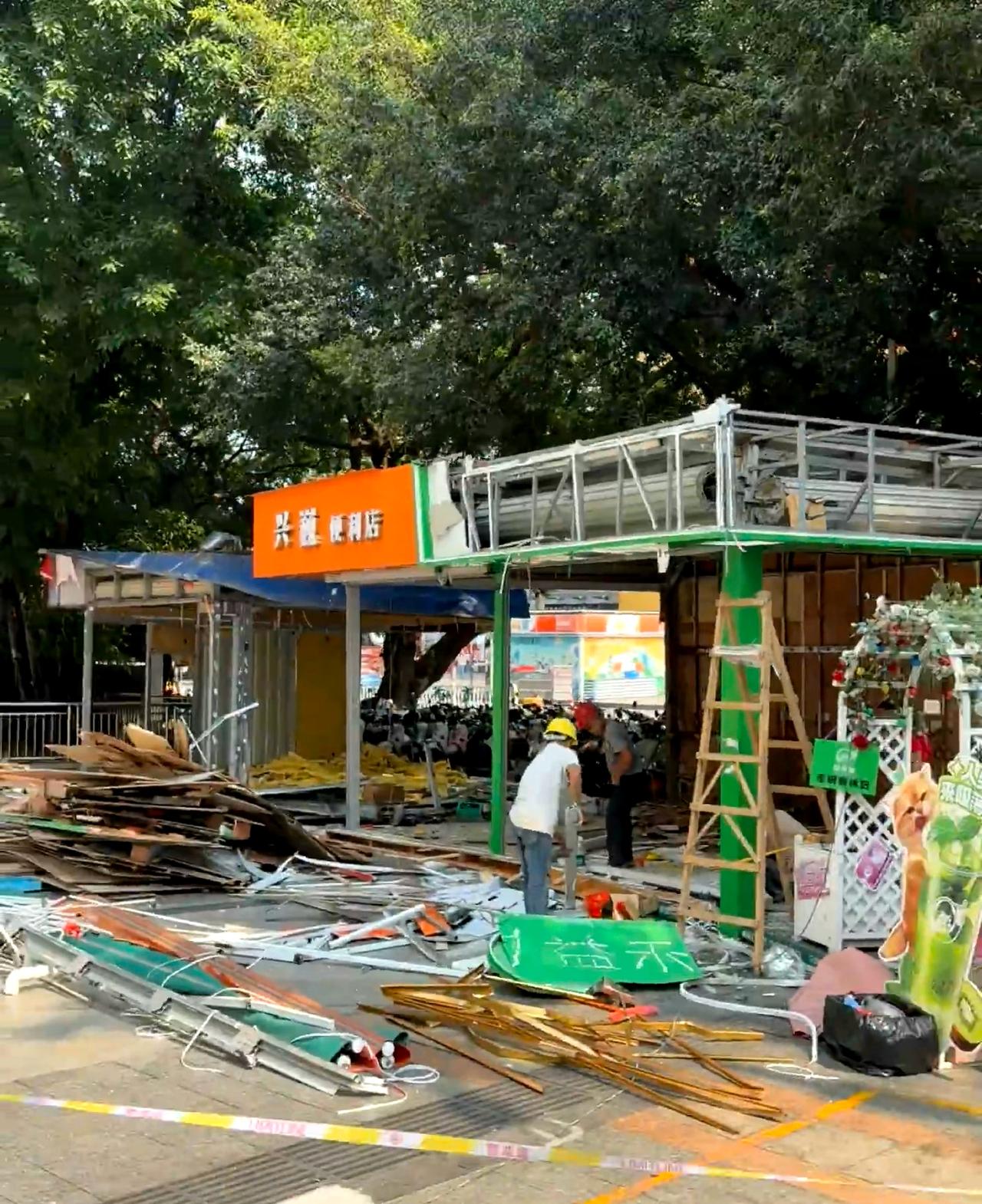 朝阳广场G口出来，这几个店铺居然拆了？为什么啊！有点不懂南宁市的城建怎么想的，商