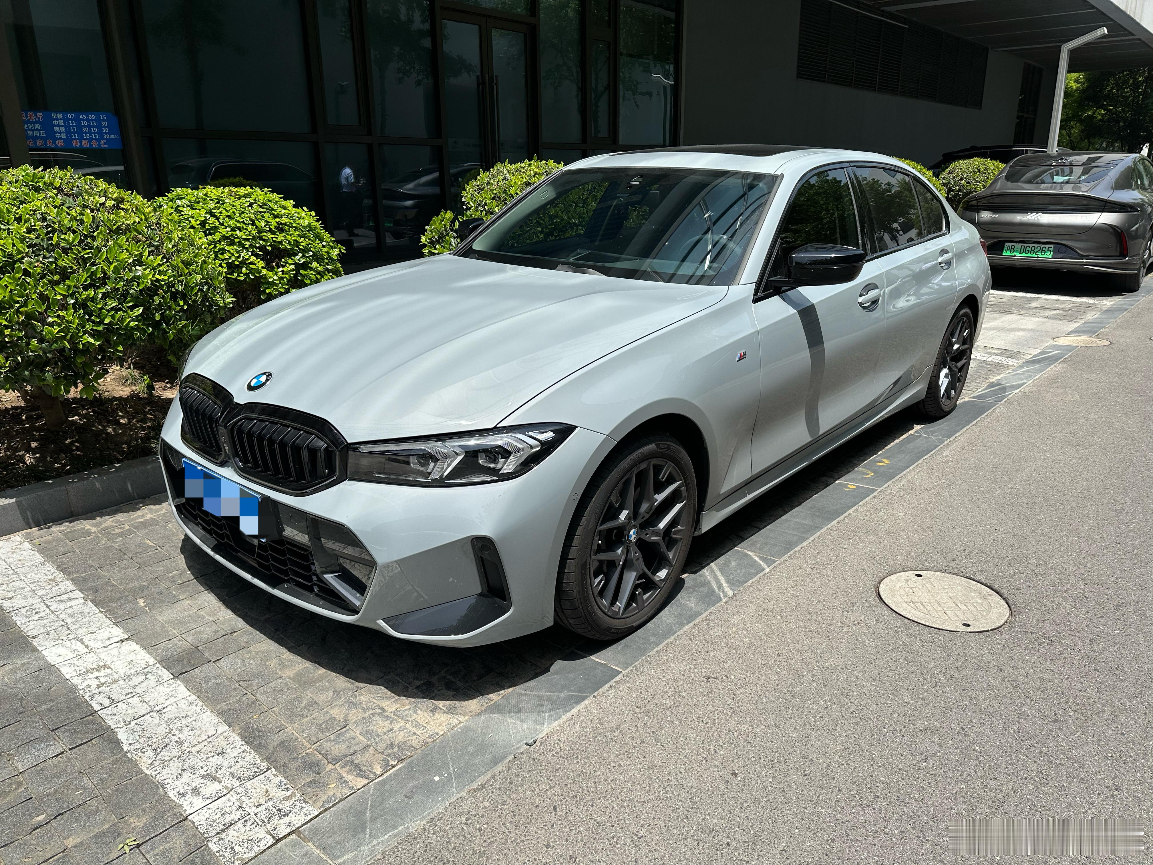 开了一台25年4月出厂的330Li，很惊喜两年前开过一次23款的320Li，不咋