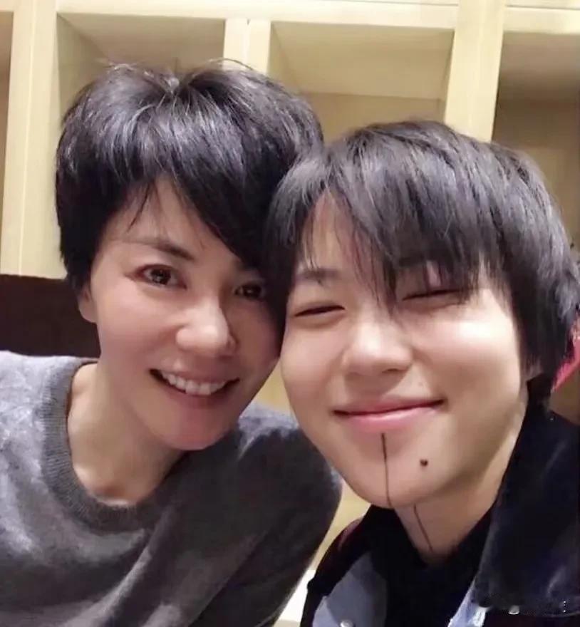 窦唯对王菲的影响是其他两个男人比不了的，因为他影响了王菲的音乐风格和唱腔以及音乐