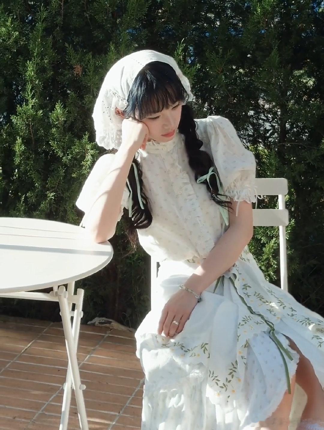 黄灿灿法式田园少女翻看这组田园旧照，画面特别治愈，头巾双麻花的搭配，加上浅色长裙