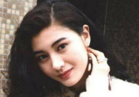 1989年12月31日，李嘉诚携妻子参加迎新晚会，两人表现的十分恩爱，可是转头间