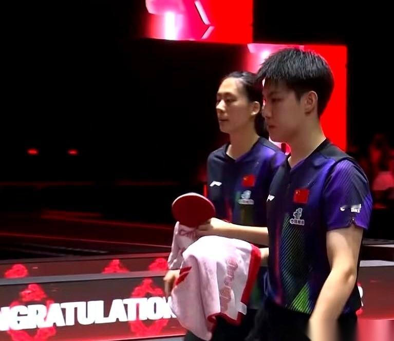 黄友政跟陈熠这场混双，看得人直摇头。输球不奇怪，但被人三下五除二就摁在地上摩擦