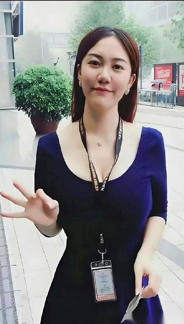 都别装了。什么爱情不爱情的，这就是一场顶级的资源置换，一场心知肚明的价值交换。