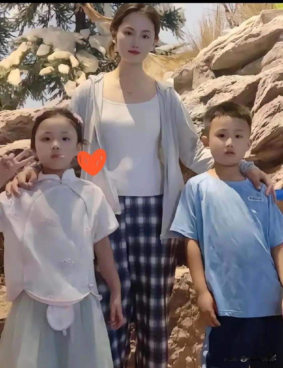 河南的梁先生，妻儿才走了没几个月，天天在网上直播。有点看不下去，一般人一下子失去