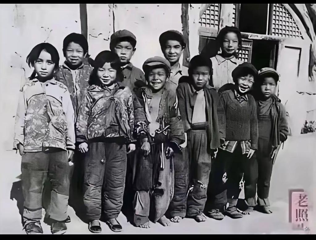 在很多人的眼中，那个年代是充满了美好和理想的火红年代，但以下这张照片却与这种描述