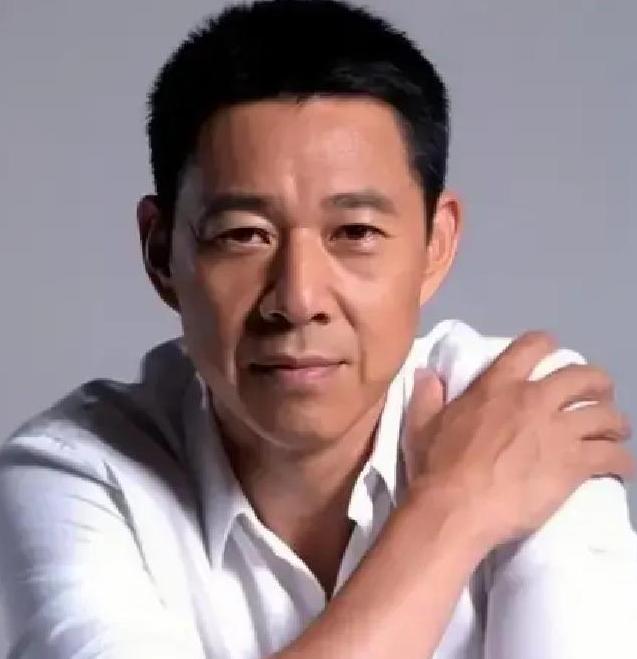 娱乐圈里，真正能看出交情的，往往不是一起吃饭拍戏，而是手头紧时敢不敢开口，借出去