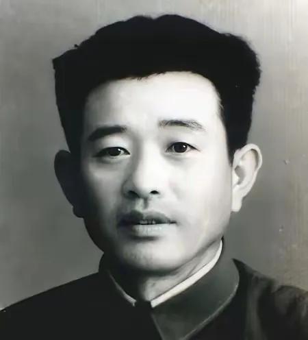 红军团长正在练兵，喂马的马夫路过训练场，看着训练的红军，忍不住就笑了出来，红军团