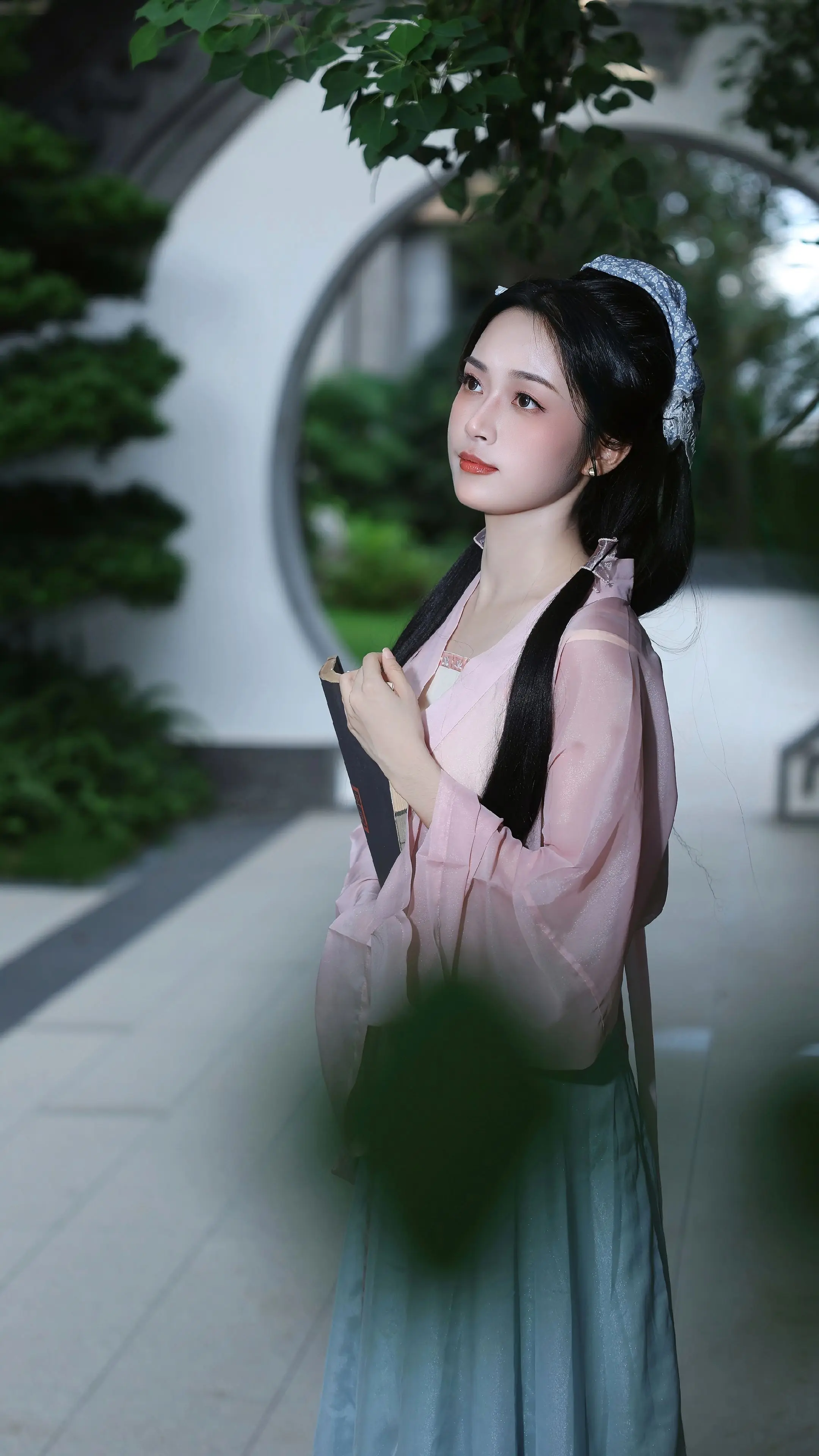 总要做一回书里的国风女子 汉服书卷气 园林写真