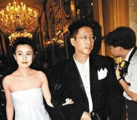 1991年，金像奖的颁奖晚会上，颁奖嘉宾林青霞，给坐在台下的刘嘉玲拼命使眼色，因