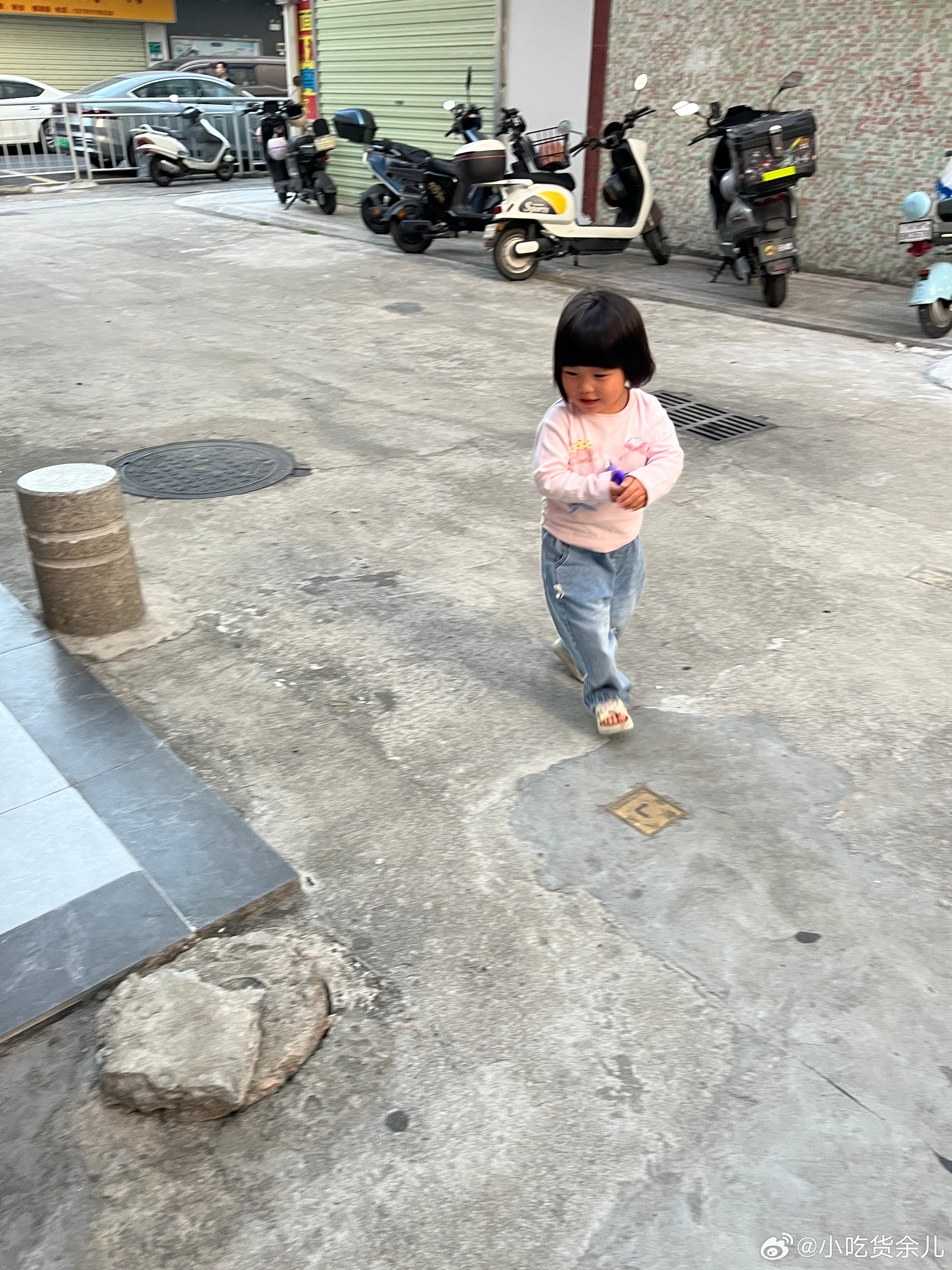 吃完饭我就带柠宝回来，哥哥姐姐还不让，说还要玩，我说不行，明天还要上学。我也累了