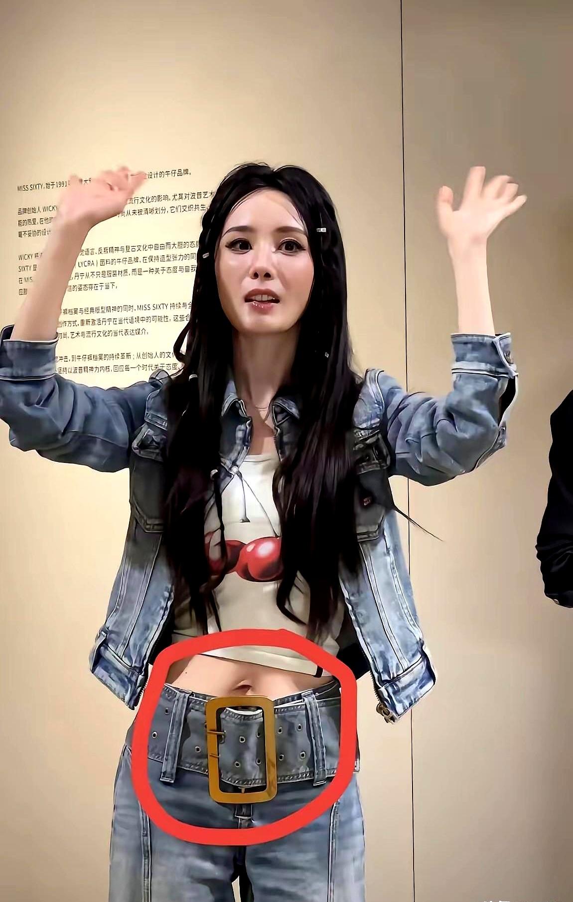 有人骂39岁杨幂硬凹少女感违和，我翻完她近半年穿搭直接看愣。去年10月她穿粉