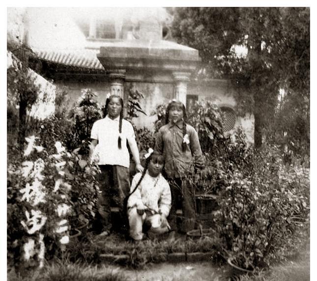 1967年8月22日，云南昆明大观楼前，有3个年轻的姑娘在拍合影。她们穿着朴素，