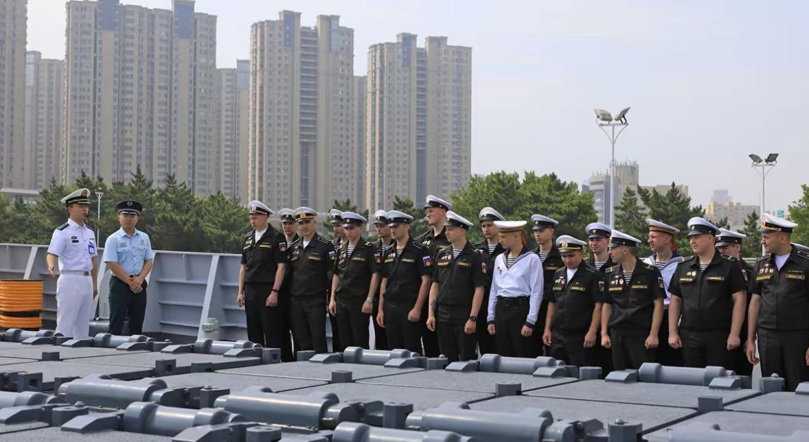 行动起来吧，俄罗斯海军可以订购我国052D或者回购4艘现代级驱逐舰。近日，中俄海