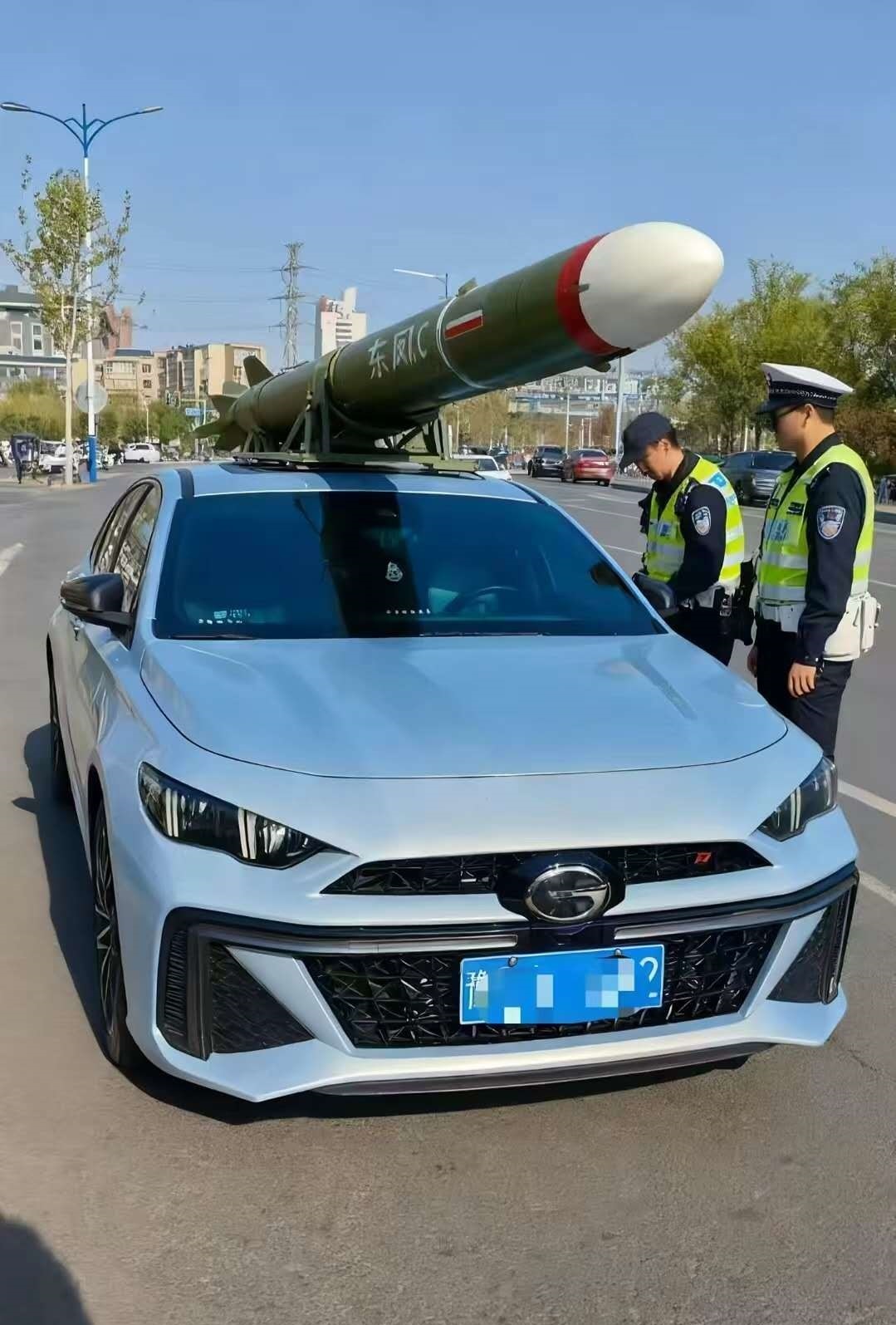 阅兵的后劲还在持续，已经有人给自己的车装上“东风-5C洲际导弹”了，不过感觉图2