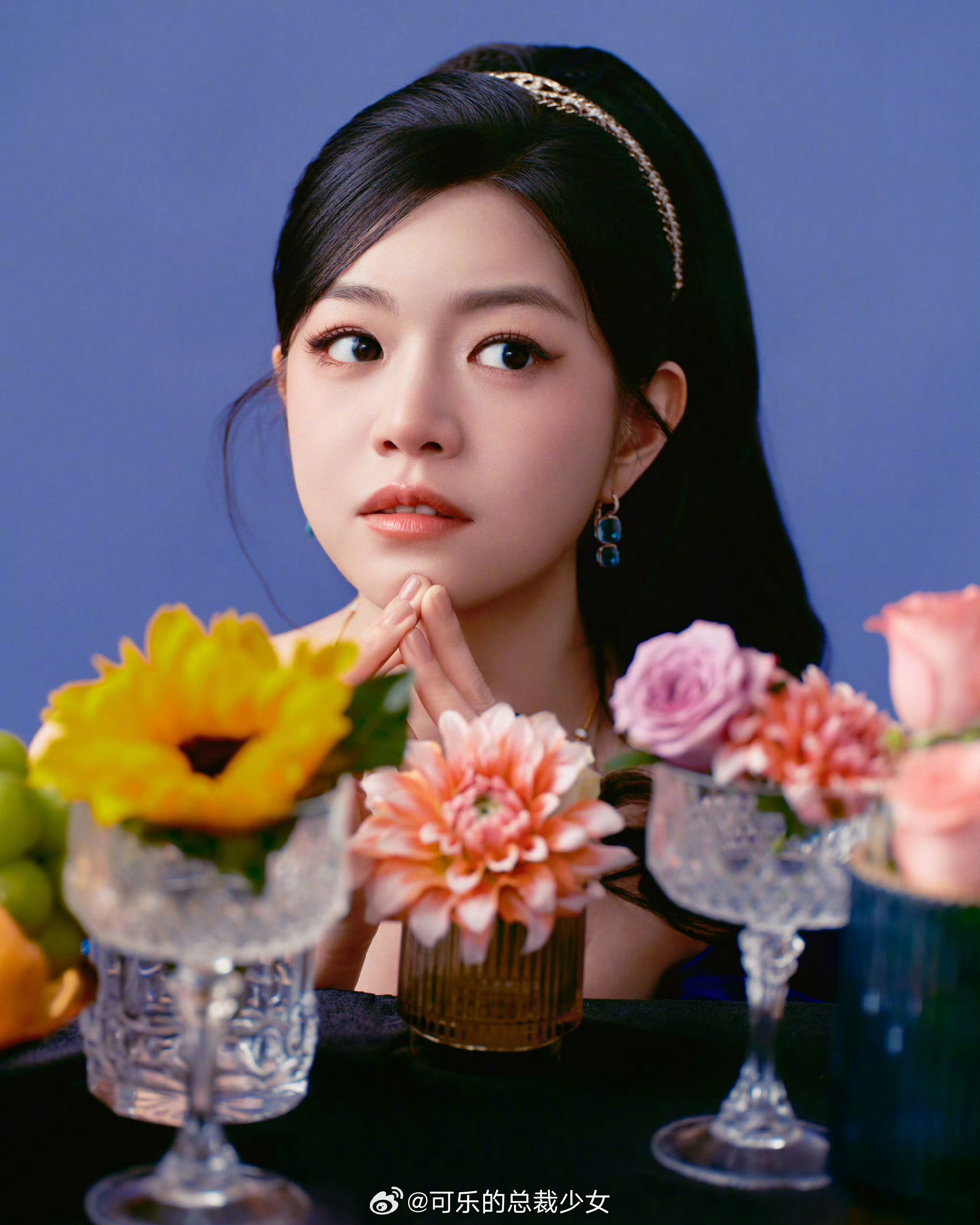 看得出她是公主陈妍希看得出她是公主陈妍希。一袭蓝色丝绒长裙，温柔贵气自带柔光