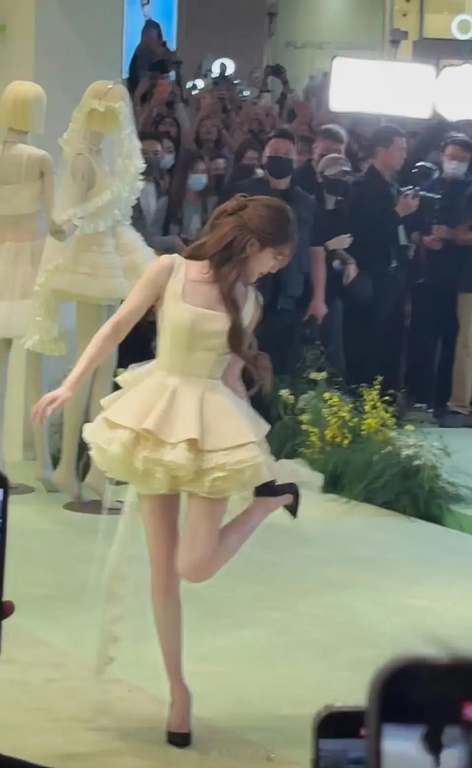 这个神采飞扬的赵露思好迷人呀，今天品牌活动又美又灵动。