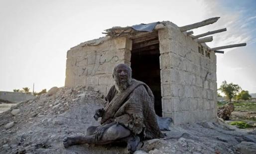 “你太脏了！”2022年，在好心人的劝说下，一位坚持了60年不洗澡的94岁伊朗老