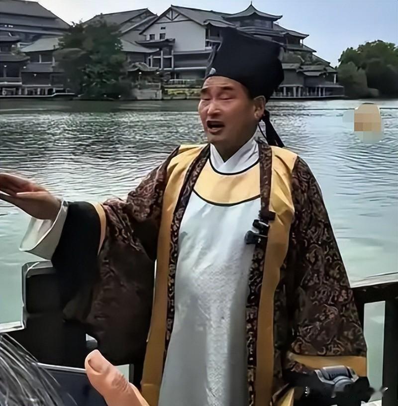 大衣哥朱之文也出来作了，穿着明代员外服装，在游船上一本正经地演唱《弹起我心爱的土
