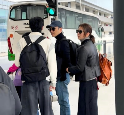 张智霖儿子魔童回港！185cm身高碾压老爸，一家三口盘靓条顺太吸睛