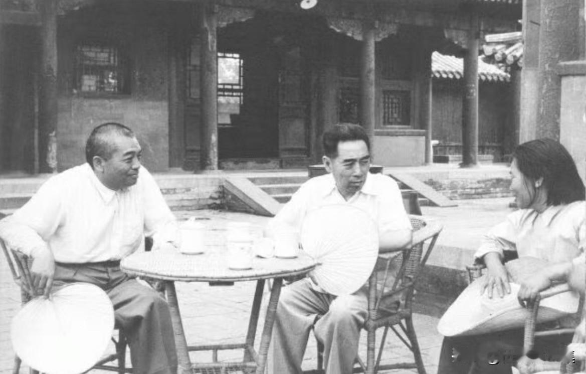1955年6月12日在中南海永福堂。左起：彭德怀、周恩来、龙国英。彭德怀有两个弟