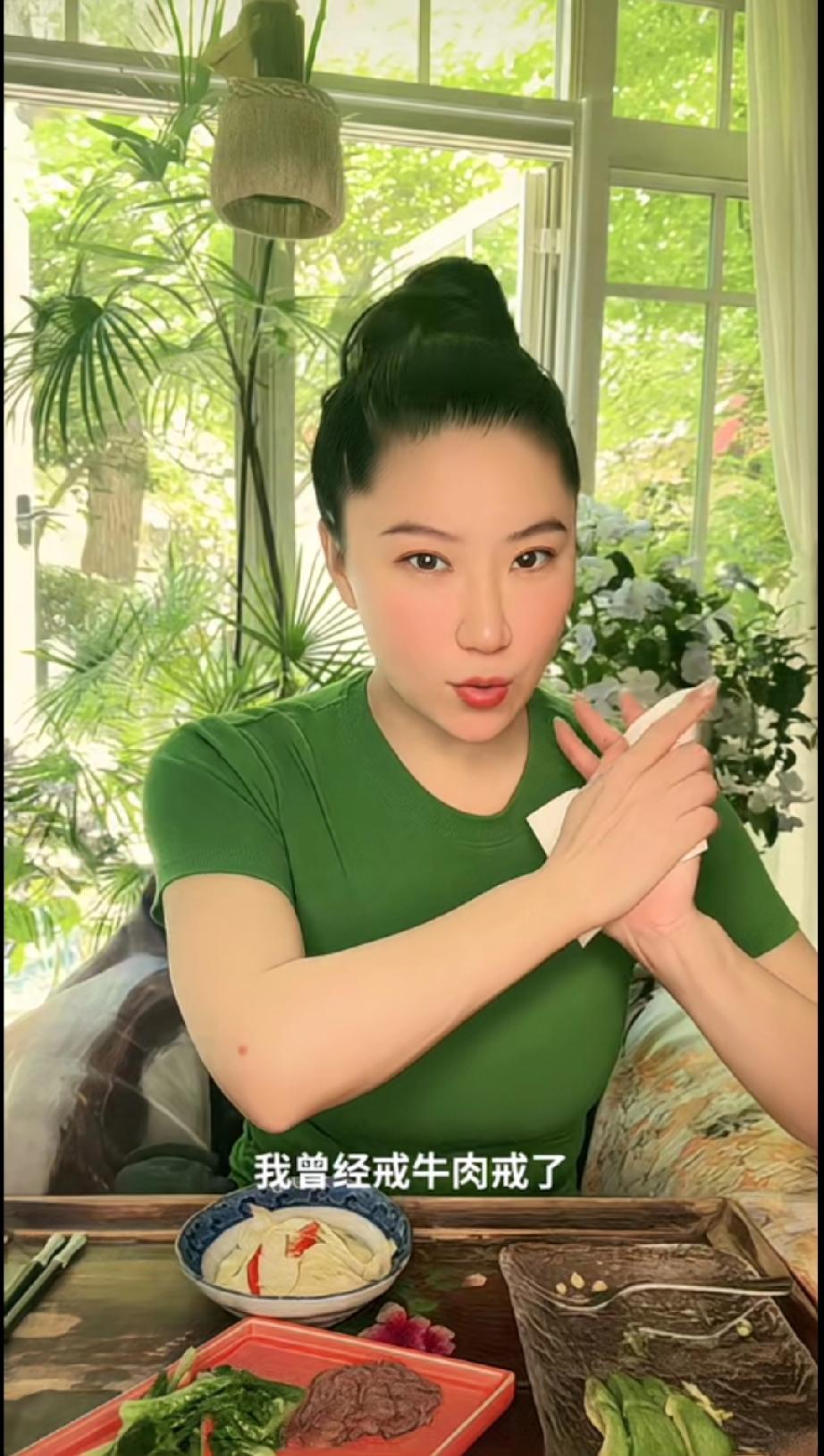 谢贤前女友Coco为他戒牛肉15年因为谢贤属牛，她就不吃牛肉了。两人在一起