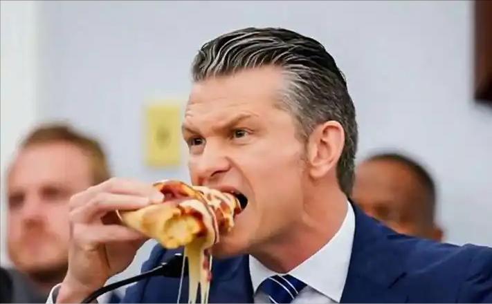 美军国防部长带头挥霍，美军2400万天价加餐，930亿军费去向成谜。202