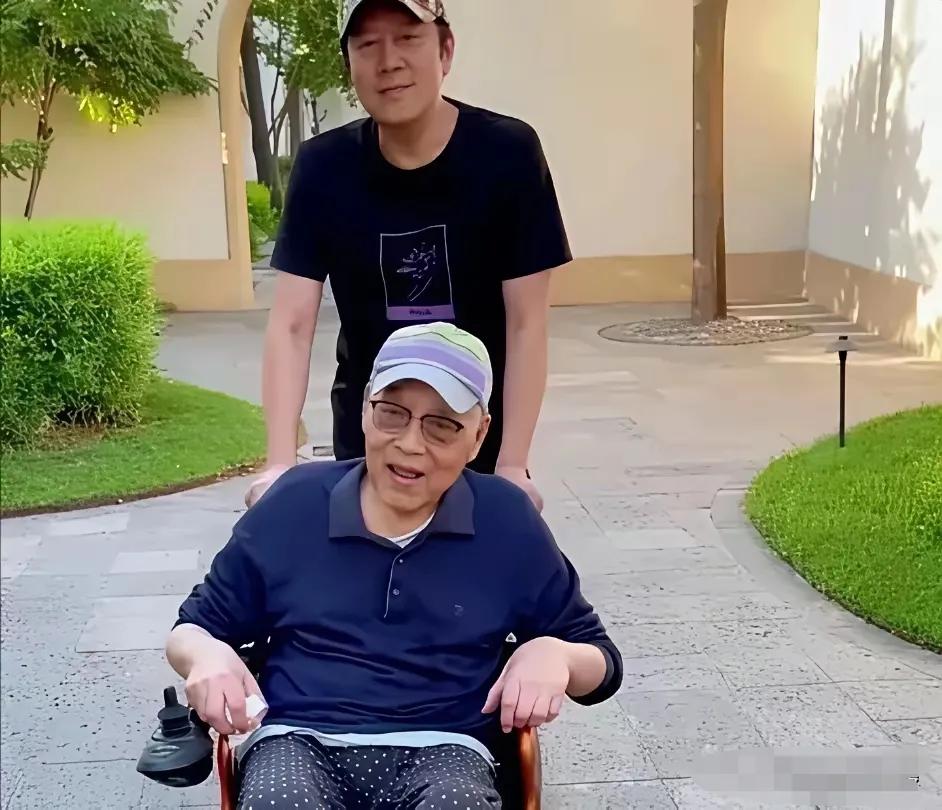 蔡国庆老师有时间就回来陪老爸在小区溜达，正像他唱的那首歌《常回家看看》，找点时间