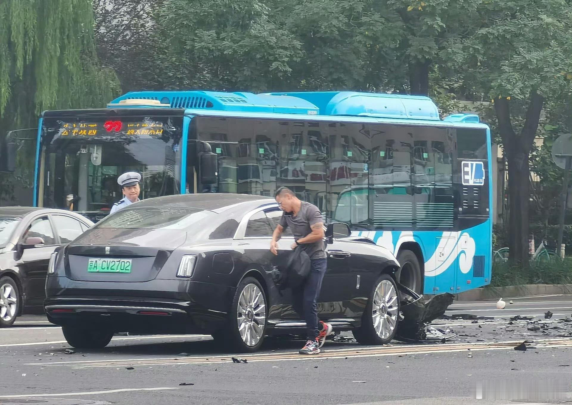 陈震劳斯莱斯发生车祸逆行加超速加把车撞飞，这不赶紧封号？以前就飙车，现在收钱办事